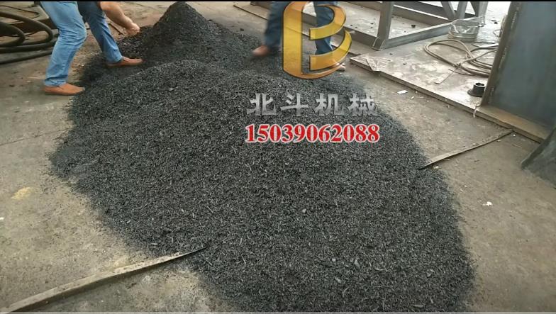 木屑嘿嘿视频APP下载苹果机助力碳中和,杉木屑变为生物质燃料