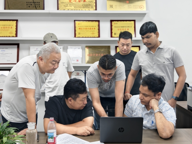 设备验收:印度客户来厂核查嘿嘿视频APP下载苹果机质量