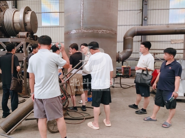 深入车间查验生产工艺,来访客商实地考察嘿嘿视频APP下载苹果机